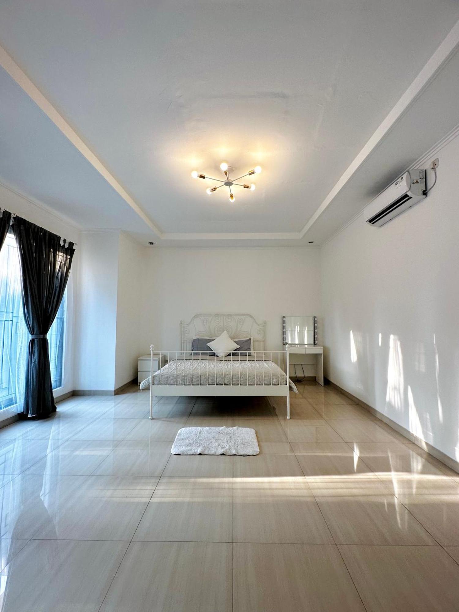 4-Bedroom Home In South Jakarta Nuansa Swadarma Residence By Le Ciel Hospitality Exterior foto